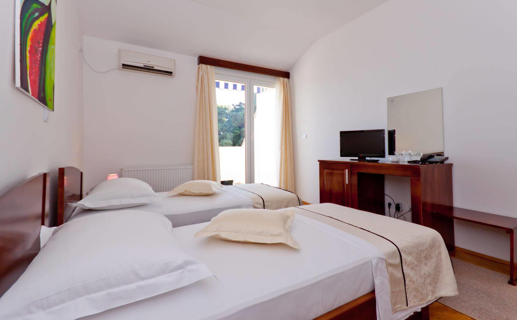 Hotel Ballet School Kastela Bagian luar foto